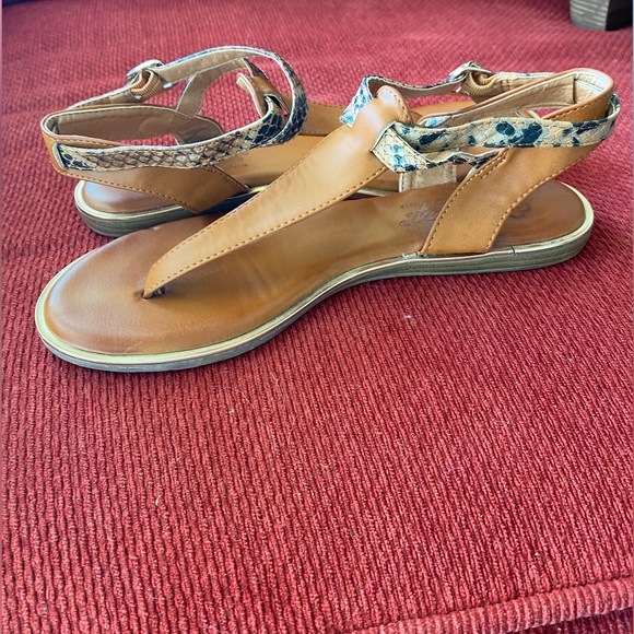 Tan with snake print sandal Size 8 - Picture 2 of 5